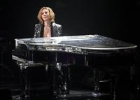 　ピアノを演奏するＴＨＥ　ＬＡＳＴ　ＲＯＣＫＳＴＡＲＳのＹＯＳＨＩＫＩ（撮影・三好信也）