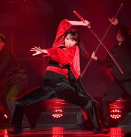 　華麗な太刀遣いを披露する菅井友香（撮影・堀内翔）