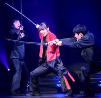 　激しい殺陣を披露する菅井友香（撮影・堀内翔）