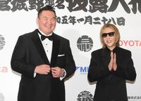 　終始笑顔で取材に応じた元横綱白鵬の宮城野親方とＹＯＳＨＩＫＩ（右）＝撮影・堀内翔