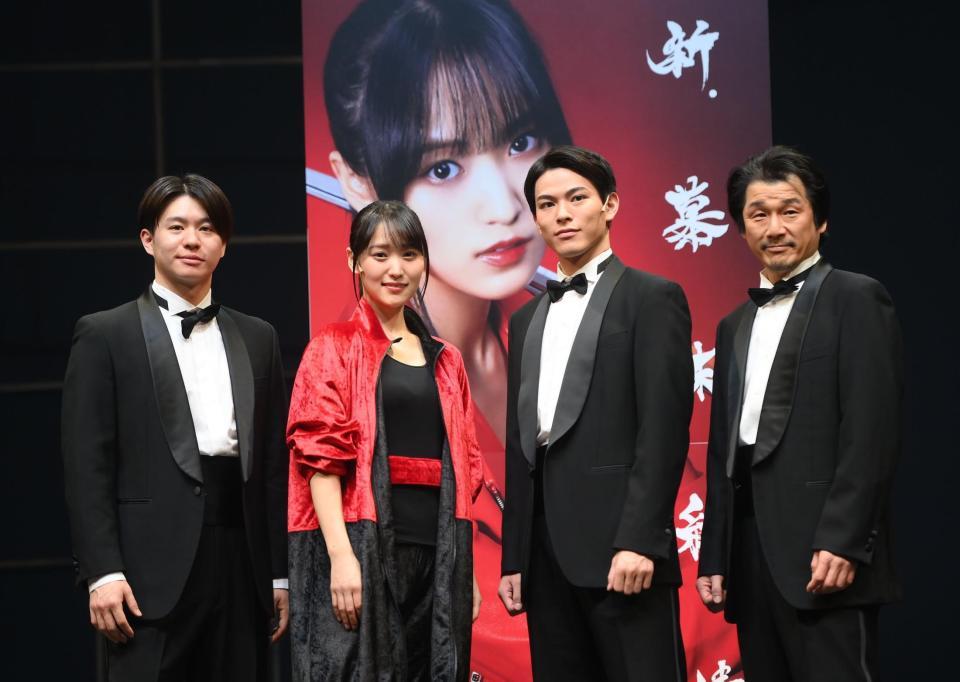 　演劇「新・幕末純情伝」に出演する（左から）高橋龍輝、菅井友香、松大航也、吉田智則（撮影・堀内翔）