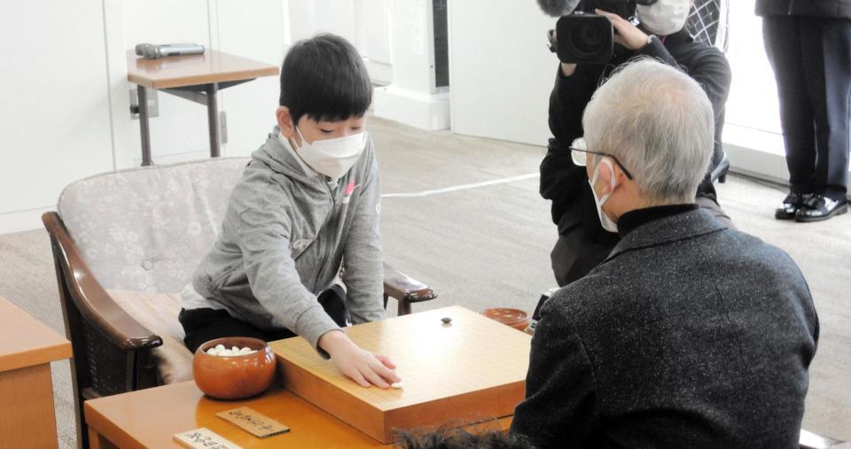 対局する藤田怜央初段（写真提供・関西棋院） 