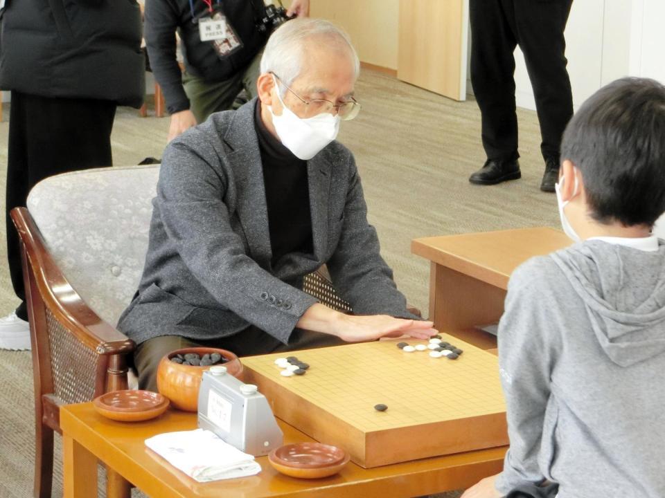 藤田怜央初段と対局する牛窪義高九段（写真提供・関西棋院）