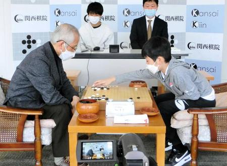 　７５歳の牛窪義高九段（左）に勝利した藤田初段（写真提供・関西棋院）