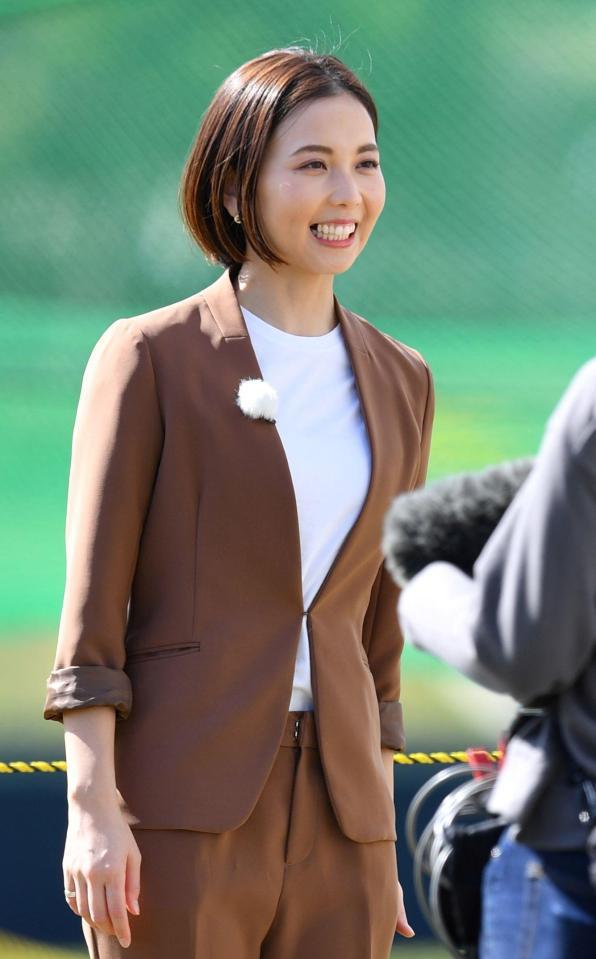 　阪神キャンプの取材に訪れたヒロド歩美アナウンサー＝宜野座村野球場（撮影・中田匡峻）