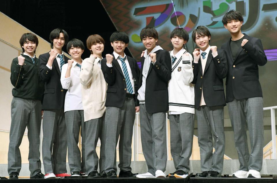 　初の単独公演に気合が入るＡｍＢｉｔｉｏｕｓの（左から）小柴陸、大内リオン、井上一太、岡佑吏、真弓孟之、河下楽、永岡蓮王、浦陸斗、吉川太郎（撮影・園田高夫）