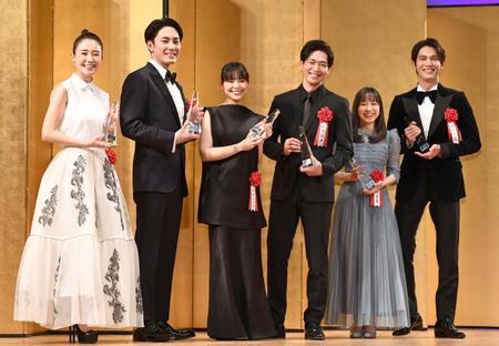 受賞した（左から）奈緒、間宮祥太朗、岸井ゆきの、松下洸平、芦田愛菜、中川大志（撮影・園田高夫）