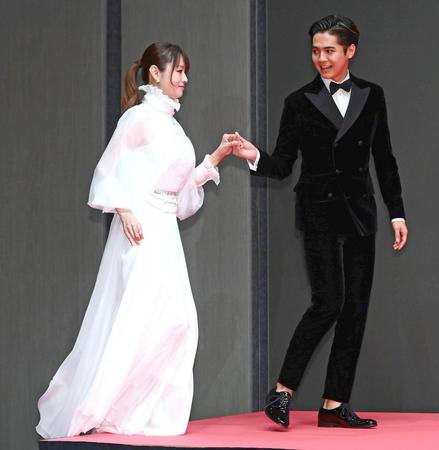 片寄涼太（右）にエスコートされながら登壇する深田恭子（撮影・堀内翔）