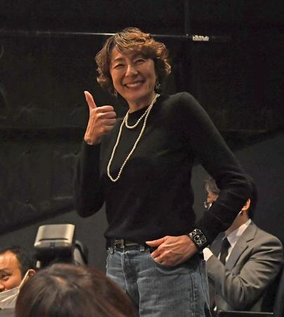 　ゲネプロの仕上がりをみて笑顔でサムアップポーズをみせるプロデューサーのＲＩＫＡＫＯ（撮影・三好信也）