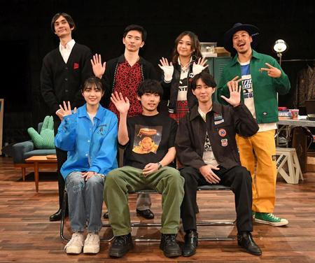 　（前烈左から）平川結月、林カラス、小園凌央（後列左から）渡部樹也、福地展成、水野絵梨奈、ＴＥＥ（撮影・三好信也）