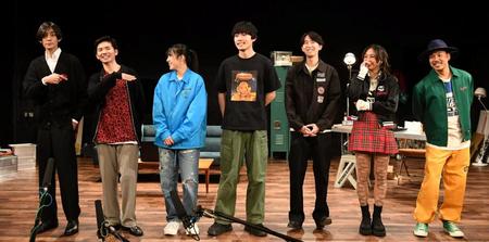 　ゲネプロの冒頭で台詞をド忘れしたことを演出家の渡部樹也（左）にバラされる福地展成（左から２人目）姿をみて出演陣の（右から）ＴＥＥ、水野絵梨奈、林カラス、平川結月らが笑顔を見せる（撮影・三好信也）