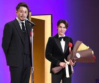 　小栗旬（左）から祝福される中川大志