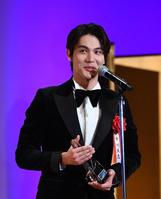 新人賞に輝いた中川大志＝東京新宿の京王プラザホテル（撮影・園田高夫）