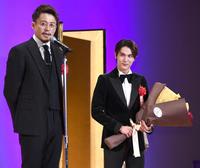 小栗旬（左）から祝福される中川大志（撮影・園田高夫）