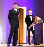 新人賞に輝いた中川大志（右）にメッセージを送る小栗旬＝東京新宿の京王プラザホテル（撮影・園田高夫）