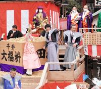 　関係者を見つけ手を振る福原遥（中列左から２番目）、赤楚衛二（同３番目）