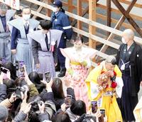 　観客に手を振り練り歩く古舘寛治（左から２番目）、赤楚衛二（同３番目）、福原遥（同４番目）