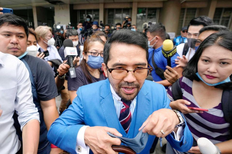 　渡辺優樹容疑者と小島智信容疑者の刑事裁判の審理を終え、裁判所を出る両容疑者の弁護人のエルジュン・リコ氏（共同）