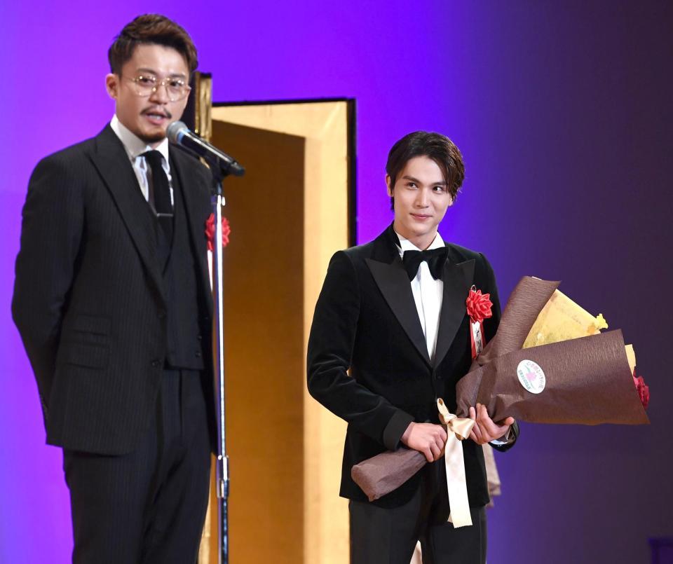 小栗旬（左）から祝福される中川大志（撮影・園田高夫）