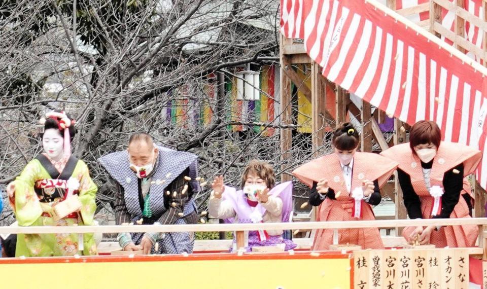 　力強く豆をまく宮川花子（中央）と宮川大助（左から２番目）