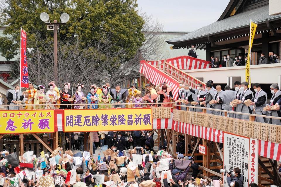 　車いすで登場し観客に豆をまく宮川花子と宮川大助（中央）