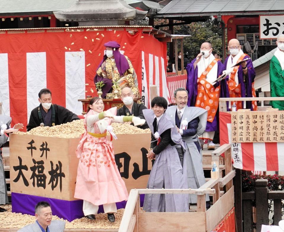 　福原遥（中列左から２番目）と赤楚衛二（同４番目）、古舘寛治（同５番目）