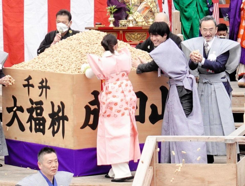 　顔を見合わせ豆をつかむ福原遥（中央）と赤楚衛二（左から３番目）