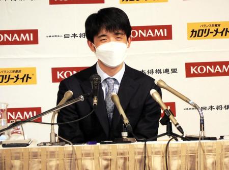 　和やかな表情で会見を行った藤井聡太竜王＝長野市