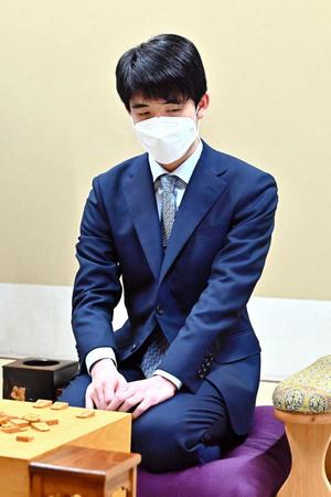 　前日検分を行った藤井聡太竜王＝日本将棋連盟提供