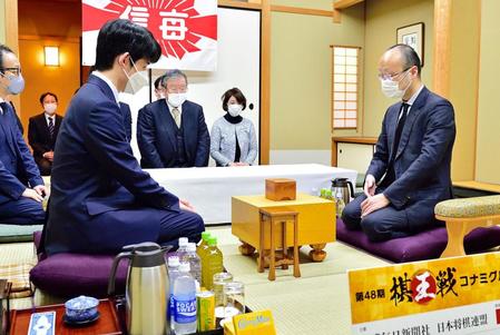 前日検分を行った藤井聡太竜王（左）と渡辺明棋王（日本将棋連盟提供）