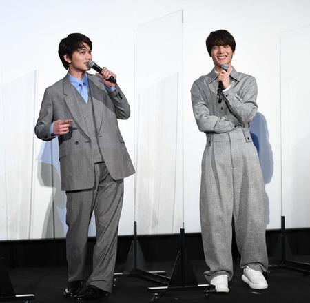 　今年こそ『ゴルフを始めたい！』と話す北村匠海とゴルフの先輩としてアドバイスする中川大志（右）＝撮影・園田高夫