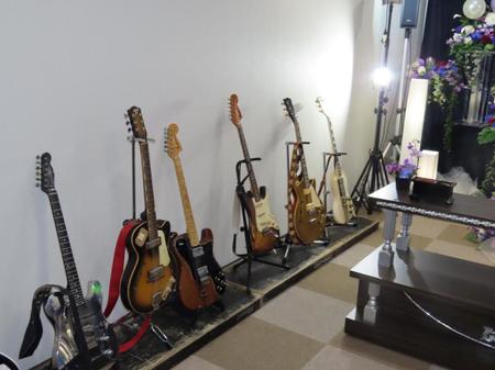 　鮎川さん愛用のギターも並べられた