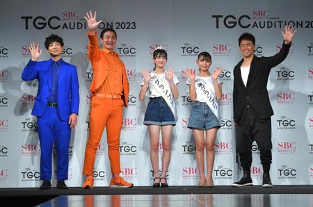 　笑顔で手を振る（左から）ティモンディ、グランプリ・入江日奈子さん、準グランプリ・岩村心愛さん、武井壮（撮影・西岡正）