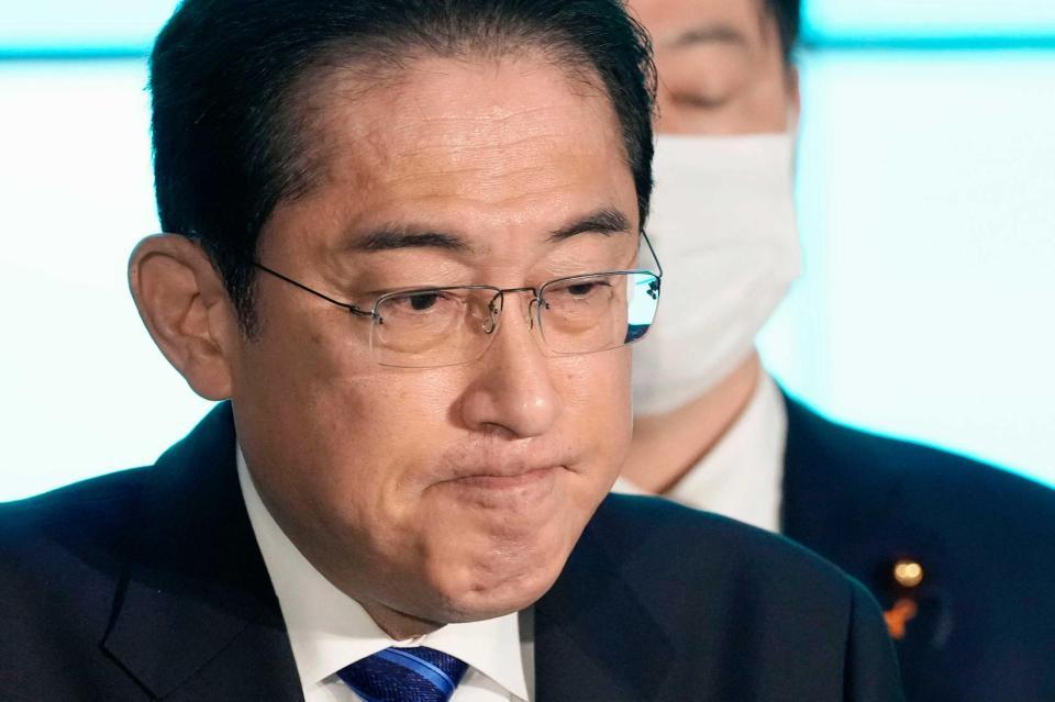 　秘書官の更迭を表明し、厳しい表情の岸田首相