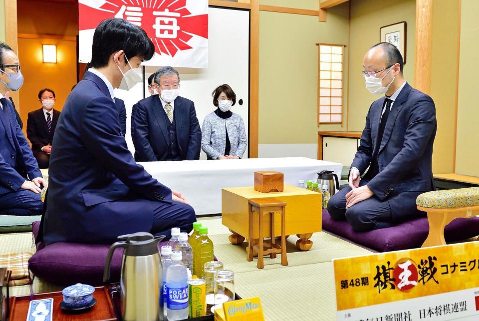 前日検分を行った藤井聡太竜王（左）と渡辺明棋王（日本将棋連盟提供）