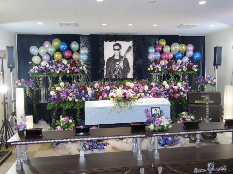 　鮎川誠さん葬儀の祭壇