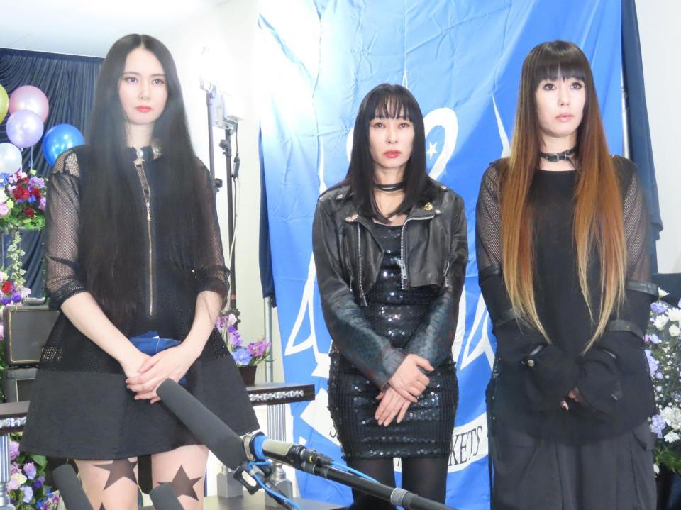 　ロック葬で会見に応じた（左から）長女・陽子さん、次女・純子さん、三女・知慧子さん