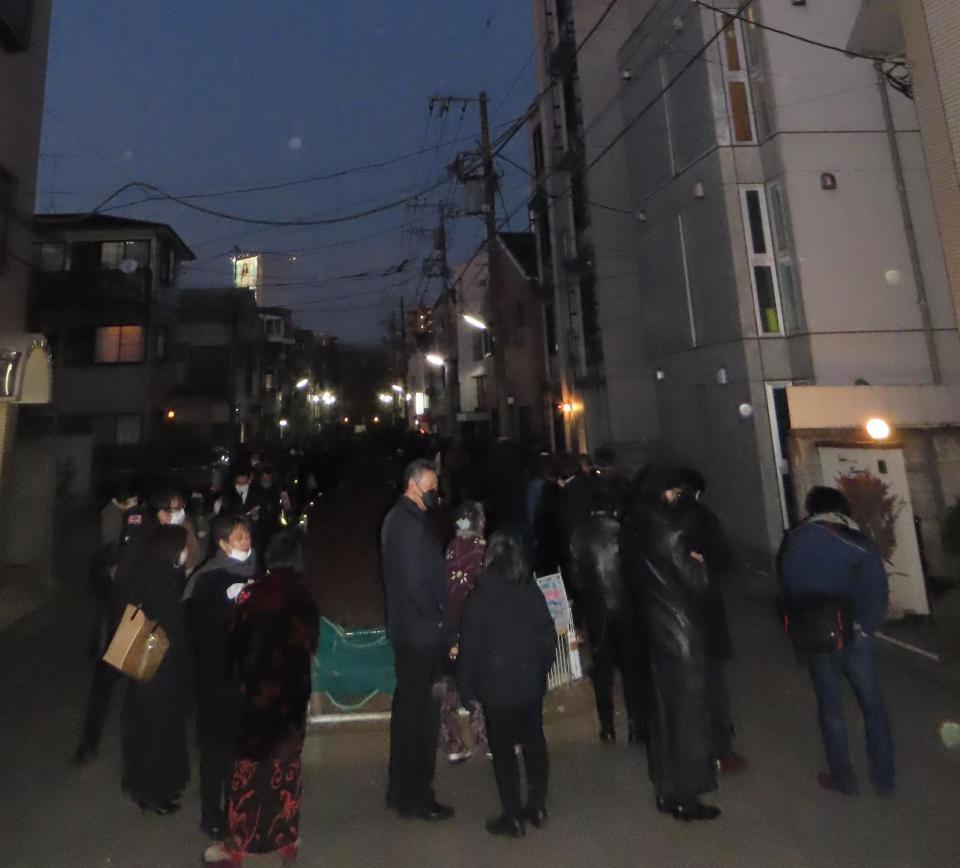 　鮎川さんを偲ぶ長蛇の列は途切れなくどこまでも続いた
