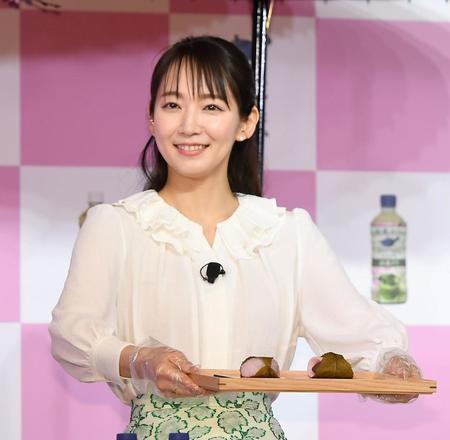 　桜餅を手に笑顔の吉岡里帆（撮影・三好信也）