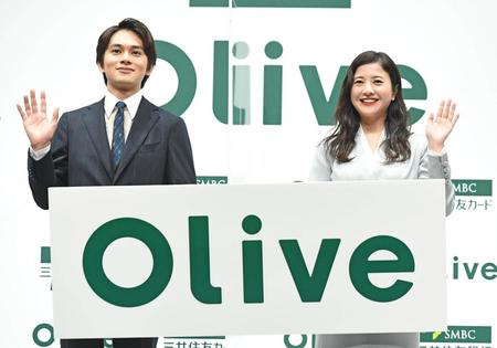 　発表会に登場した吉高由里子（右）と北村匠海＝丸ビルホール（撮影・三好信也）