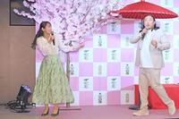 　イベントが終了してもまだまだ楽しみたい秋山竜次に困る吉岡里帆（左）＝撮影・三好信也