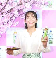 　新デザインボトルと桜餅を持ち笑顔の吉岡里帆（撮影・三好信也）