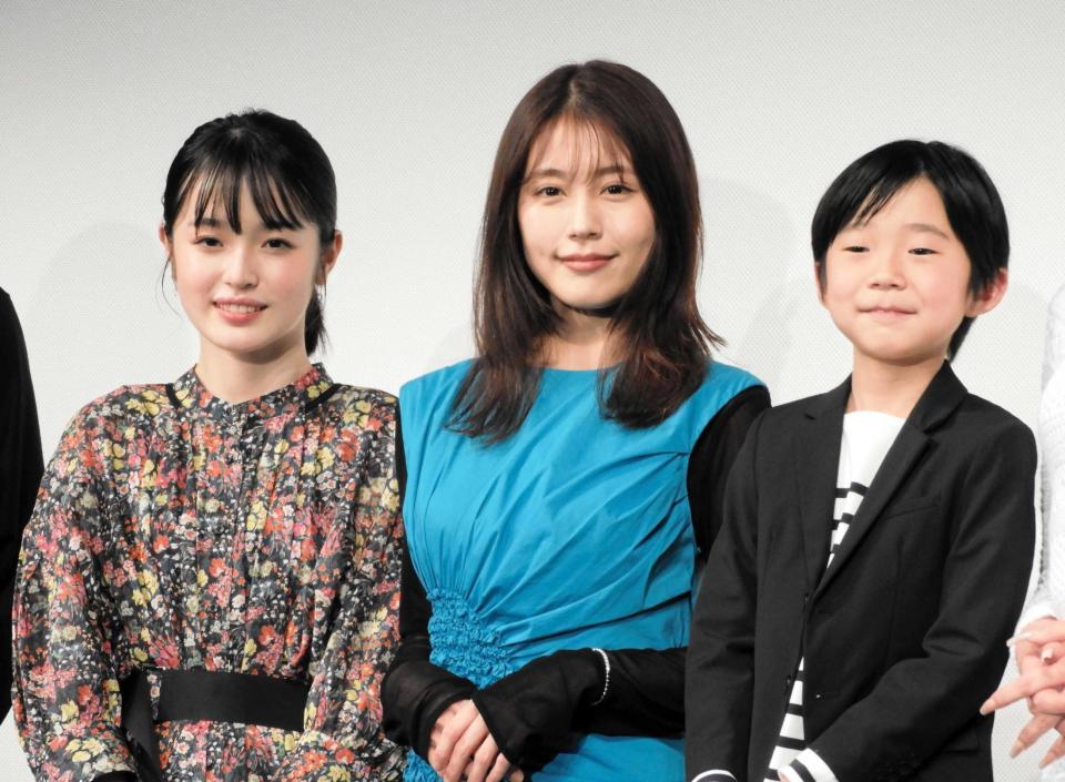 　舞台あいさつに出席した（左から）豊嶋花、有村架純、嶋田鉄太