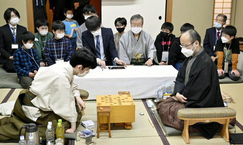 　子どもたちが見学する中、対局する渡辺明棋王（手前右）と藤井聡太五冠（代表撮影）