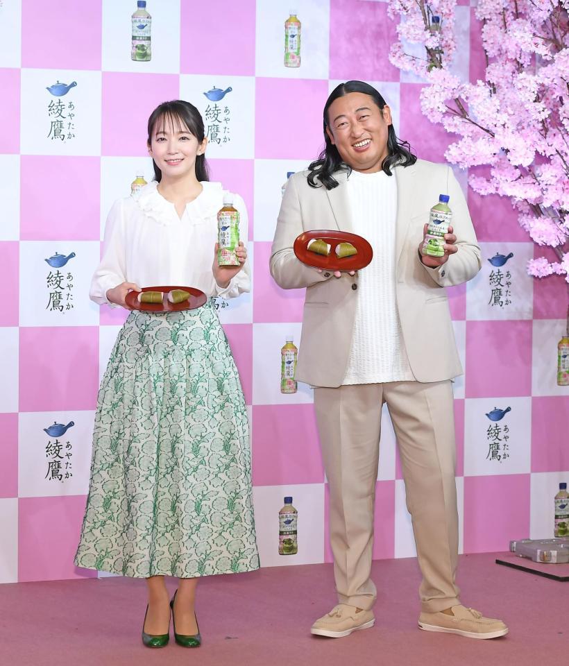 　新デザインボトルと桜餅を手に笑顔の吉岡里帆（左）と秋山竜次（撮影・三好信也）