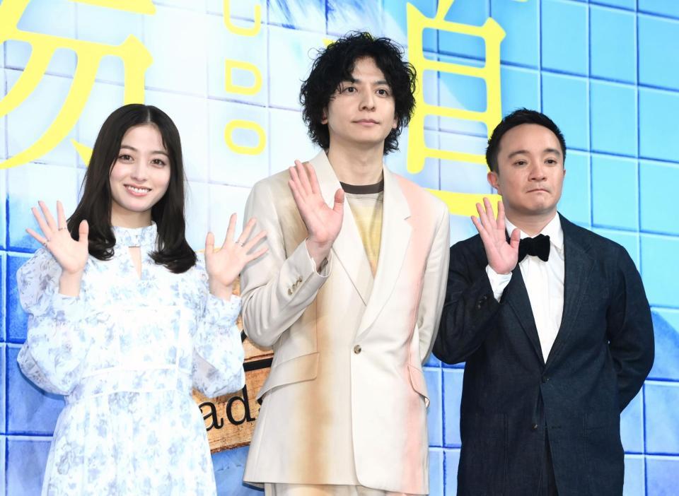 　笑顔で手を振る（左から）橋本環奈、生田斗真、濱田岳（撮影・堀内翔）