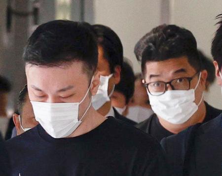 　フィリピンから強制送還され、成田空港に到着した藤田聖也容疑者（左）と今村磨人容疑者