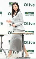 　グレーの衣装で登場した吉高由里子＝丸ビルホール（撮影・三好信也）