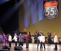 　５５周年コンサートに出演した（左から）速水映人、小林正樹、森本繁、侑那、前川清、紘毅、岩城茂美、宮本悦朗