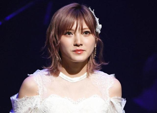 AKB岡田奈々 ミニスカまくり太もものタトゥーシール公開 英語で